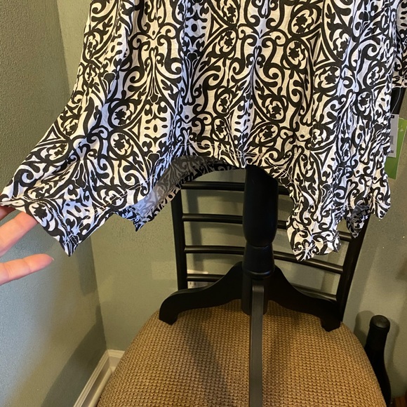 Anthony’s Black/white print Top - Picture 2 of 4